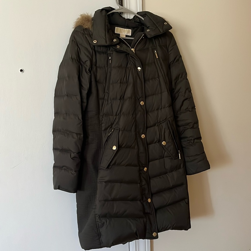 winter coat, lots of pockets, zipper with button up closure. Detachable hood.